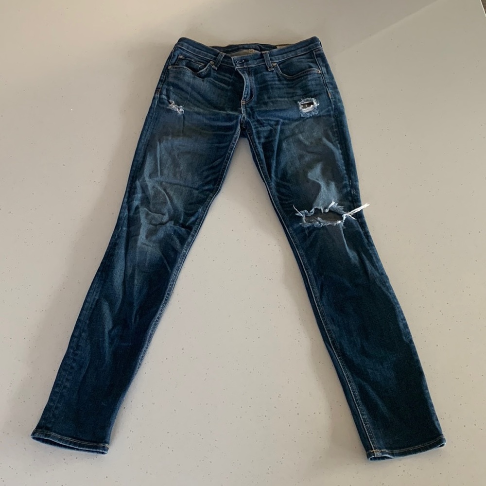 rag & bone distressed skinny jeans. Has some stretch. Size 28. Great condition.